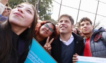 Kicillof entregó 278 computadoras personales a estudiantes de San Miguel y recorrió las instalaciones de la UTOI