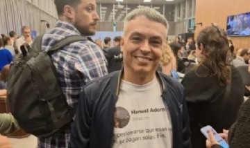 Esteban Paulón fue al Congreso con una remera contra Manuel Adorni