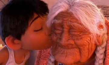 Niño mexicano emula a la película "Coco" y canta "Recuérdame" a su bisabuela de 99 años