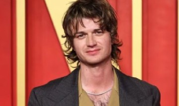 Joe Keery llegó al número 1 global en Spotify y desplazó a Taylor Swift