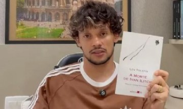 Gustavo Scarpa recomendó un libro de Tolstói y lo convirtió en el más vendido de Amazon Brasil