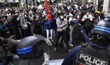 Francia: la Policía reprimió con cañones de agua a estudiantes que reclamaban más presupuesto