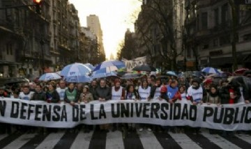 Cacerolazo estudiantil en la UBA para reclamar por el presupuesto universitario