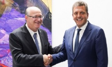 En su primer día en Panamá, Massa firmó financiamiento por USD 235 millones con el BID