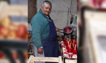 Un hombre ofrece manzanas acarameladas en Facebook para salir delante de la crisis y se volvió furor en las redes