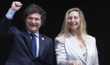 Javier Milei fue abucheado en Avenida de Mayo mientras salía acompañado por su hermana Karina
