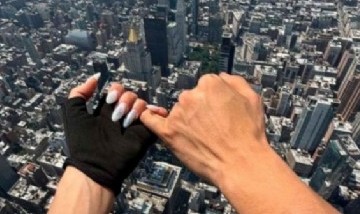 Una pareja de rooftoppers escaló el Empire State Building y se comprometió a más de 400 metros de altura