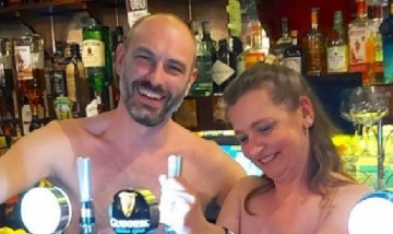 Llamativa manera de celebrar la noche buena: Ellos desnudos y los invitados vestidos