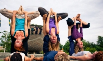 Buscan modificar el yoga por denuncias de abuso