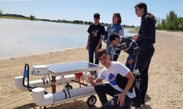 Joven entrerriano creó un drone acuático para luchar contra la contaminación en la laguna de su pueblo