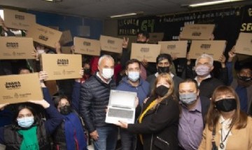 Almirante Brown: El intendente Juan Fabiani entregó notebooks a alumnos de la Escuela Secundaria N° 52