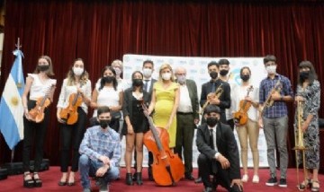 Fabiola Yáñez gestionó la entrega de instrumentos y becas para jóvenes de todo el país