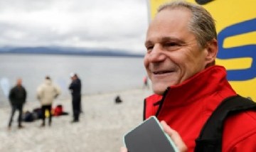 Cruzó el lago Nahuel Huapi sin protección térmica y soportó temperaturas menores a los 15°C