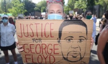 Artistas asisten a las protestas por el asesinato de George Floyd en Estados Unidos