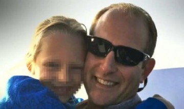 Abrazó a su hija de 11 años y le salvó la vida durante un accidente aéreo