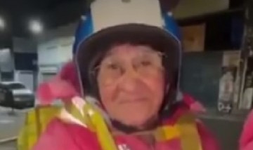 Una mujer de 73 años hace repartos junto a su hijo de 34 porque "no les alcanza" para llegar a fin de mes