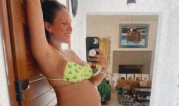 ¡Qué grande está! Barbie Vélez mostró cómo creció su panza con una bikini amarilla