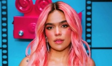 Desde la playa, Karol G marca tendencia y calienta las redes con un traje de baño taparrabos