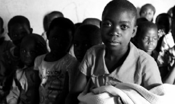 Mellizos africanos de seis años adoptados hace un año son abandonados en una comisaría