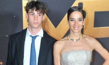 Juana Viale llegó a los Martín Fierro con su hijo Silvestre y el look del joven se volvió viral