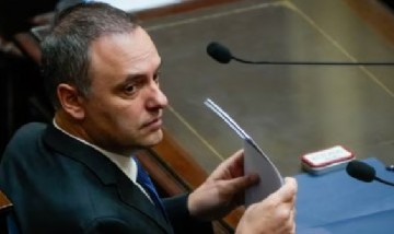 Denuncian que Manuel Adorni compró un monitor gamer y dos proyectores por casi 6 millones de pesos