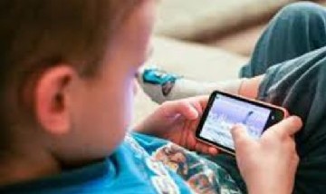 El juez tuitero "Judge the Zipper" explicó por qué su hija de 12 años puede usar teléfono celular