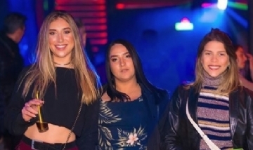 Claudia y sus amigas de previa por Palermo, CABA.