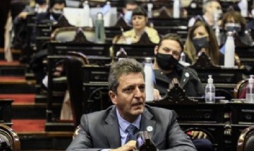 Diputados recordó a Meoni, y Massa, emocionado, bajó del estrado a una banca para homenajearlo