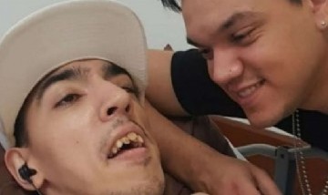 Brian Lanzelotta celebró que su hermano con discapacidad recibió la vacuna contra el coronavirus