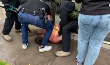 La División Antidrogas llevó adelante un allanamiento en el domicilio del DJ, donde detuvieron a ambos imputados.