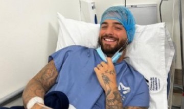 Maluma fue hospitalizado y sometido a una cirugía menor: "Cojo, pero con flow"