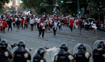 Un hombre apresado durante el Superclásico.