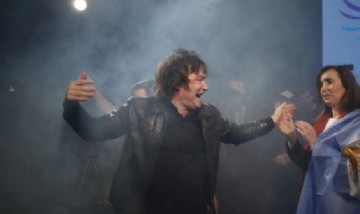 Furioso cierre de campaña: Milei apuntó contra toda la "casta política" ante una multitud en Parque Lezama
