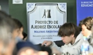 Leo Nardini acompañó el encuentro masivo de ajedrez escolar en Villa de Mayo