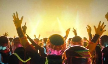 Diseñan un traje especial para protegerse del coronavirus en conciertos y festivales