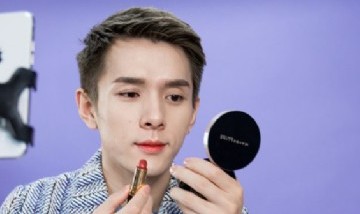 "Labios de Hierro": El joven chino que se convirtió en el máximo influencer de belleza