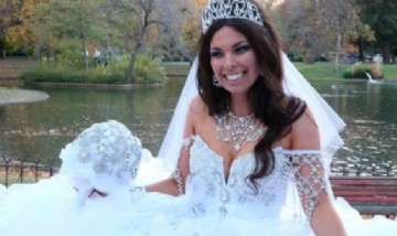 Viral: una novia usó un vestido de 16 metros para su boda y lo tuvo que llevar un camión