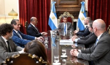 Massa recibió a los funcionarios que visitaron el Congreso antes del plenario de las comisiones de Presupuesto y de Finanzas