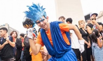 Miles de fans de "Dragon Ball" se reunieron en el Obelisco para homenajear al creador de la serie