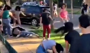Video: Salvaje batalla campal entre alumnos y padres de un colegio de El Palomar