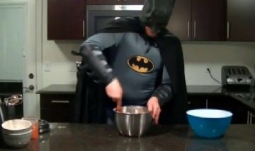 Insólito: la conoció en Tinder, la recibió disfrazado de Batman y hasta le cocinó