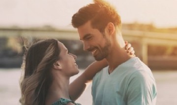 Una chica se volvió viral al capturar un encantador gesto de un joven hacia su novia