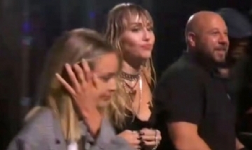 Romántico momento de Miley Cyrus en los premios  MTV