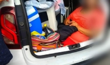 Argentino multado por llevar a su suegra en el baúl del auto