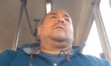 El chofer de transporte escolar que le enseña canciones patrias a los niños