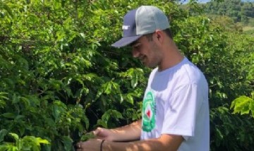 Tiene 19 años, descubrió el café en Brasil y quiere crear una plantación tucumana con proyección internacional