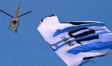 Fiebre mundialista: Crearon enorme camiseta argentina y la pasearon en helicóptero por Rosario