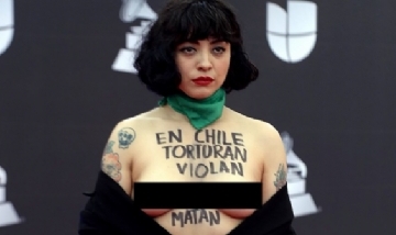 Mon Laferte protestó en topless en los Latin Grammy