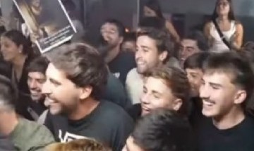 Rindió el último examen rodeado de amigos que lo alentaron como si fuera una final de fútbol