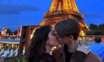 Felipe Fort y su novia Priscila Godoy disfrutan de París, ya visitaron la Torre Eiffel y el Moulin Rouge